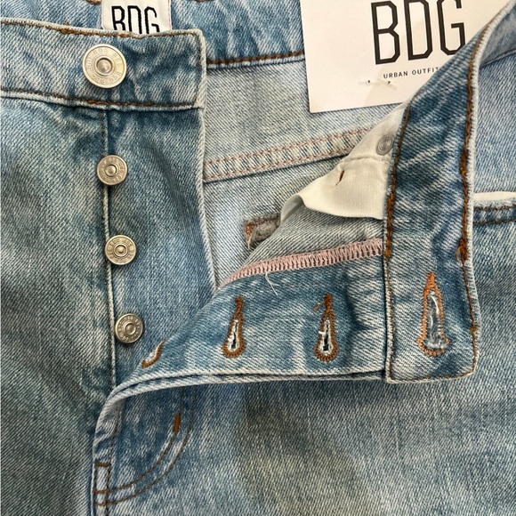 UO BDG 32 High Rise Slim Straight Denim Jeans Ripped Knees Raw Hem Women’s NWT - Picture 7 of 12